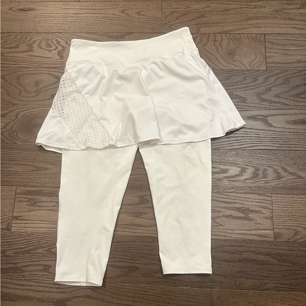 Tuckernuck TNUCK Sport White Compression Skirted Capri Leggings Small Excellent